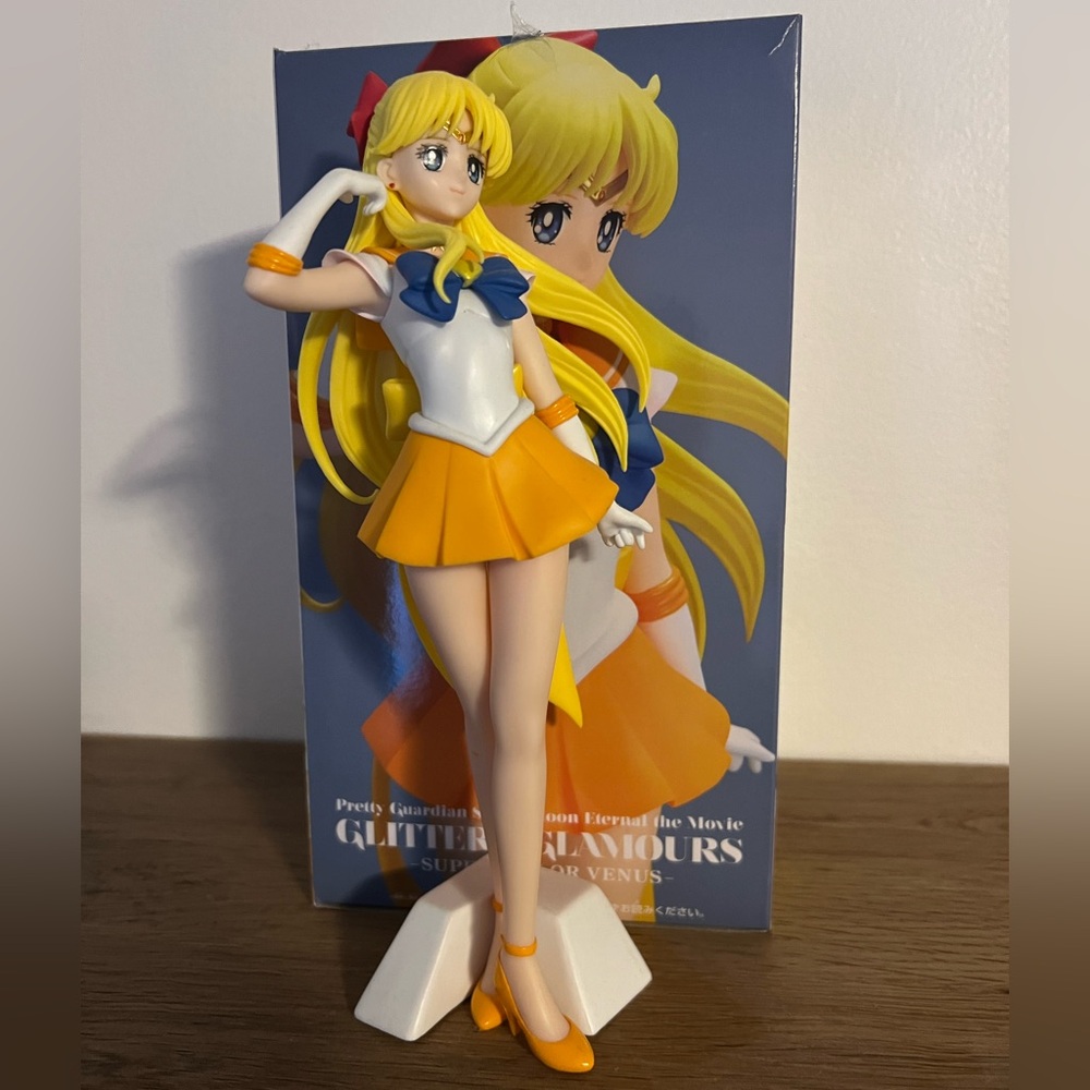 Sailor Venus figure